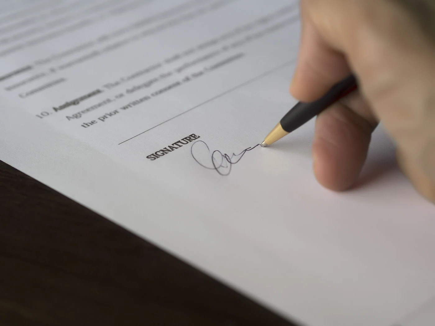 Manos firmando un acuerdo de ART